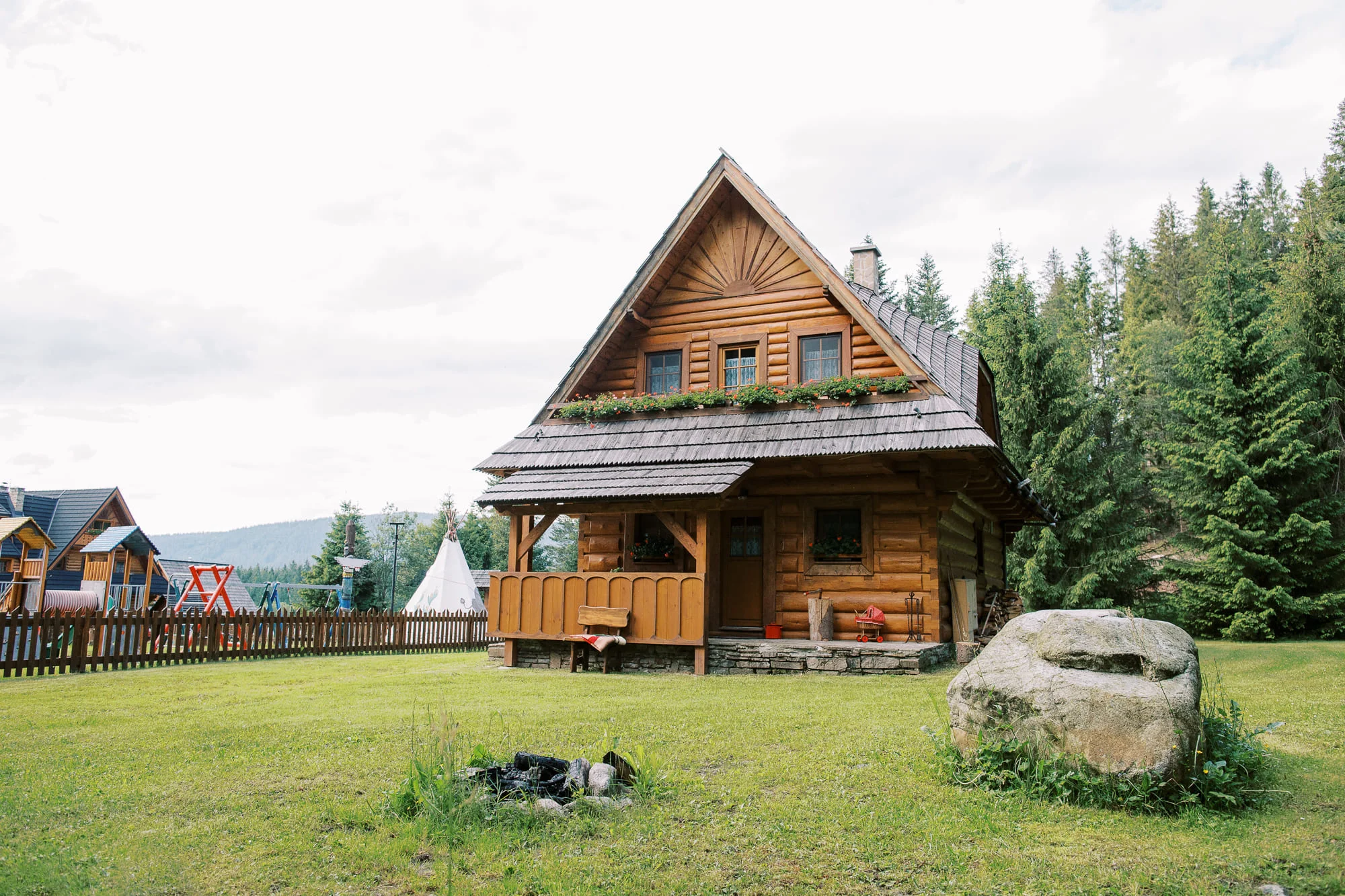 Drevenica pod lesom Roháče pohľad zpredu